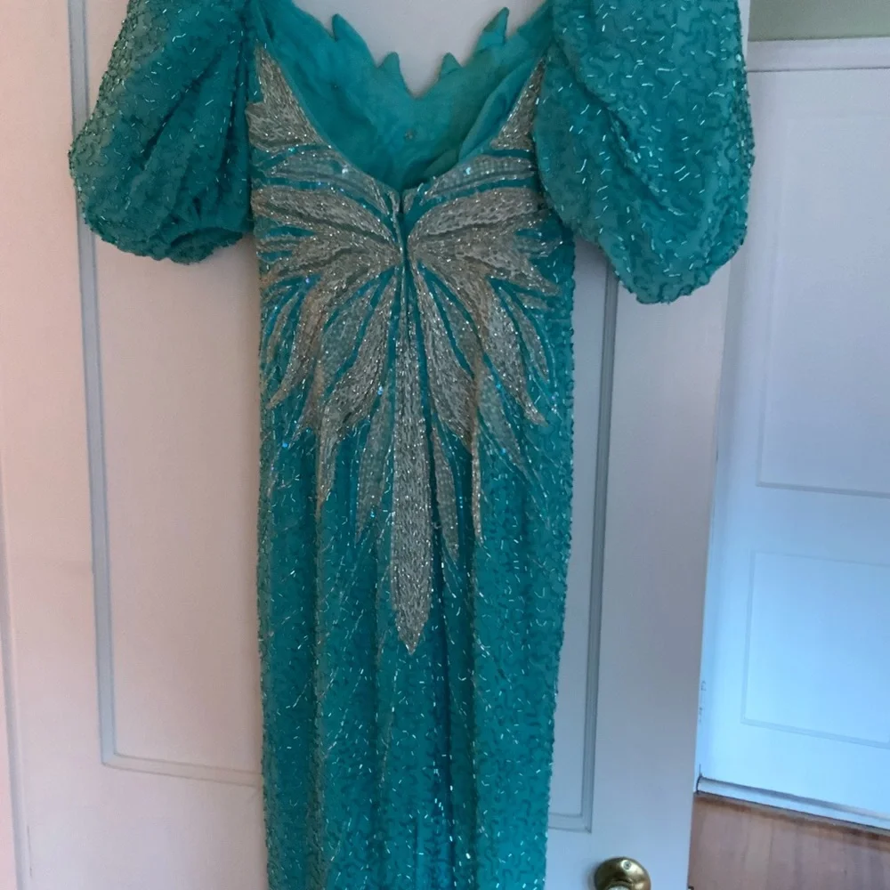 EVENING GOWN. WORN TWICE. SIZE S. HAND BEADED - Picture 4 of 4